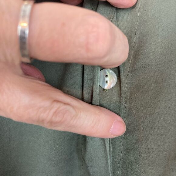 Chicos Cap Sleeve Boxy Blouse w/ pockets hidden button down 3 - Picture 5 of 9